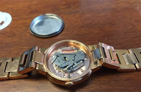 how to remove back of watch change battery.